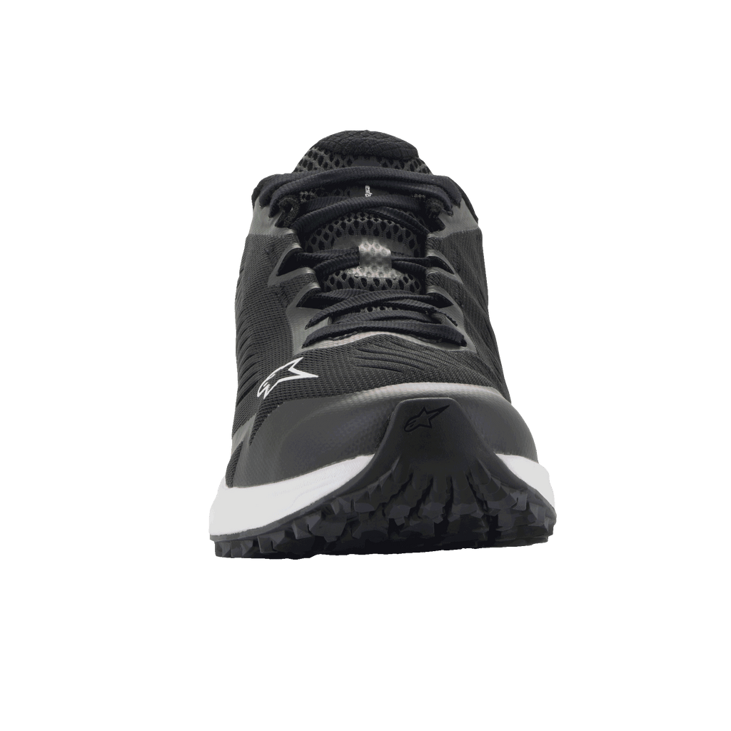 Alpinestars Meta Road V2 Schuhe, Sportswear-Schuhe, Schwarz und Weiß, Vorderansicht mit atmungsaktiver Mesh-Konstruktion, weißer Zwischensohle und Alpinestars-Logo an der Seite und im Zehenbereich, leichte, vom Motorsport inspirierte Arbeitskleidung