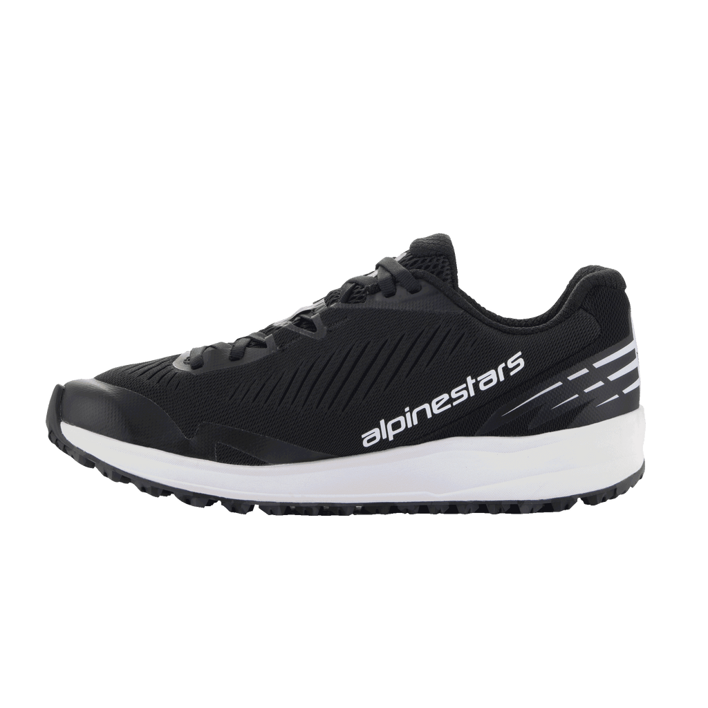 Alpinestars Meta Road V2 Schuhe, Sportswear-Schuhe, Schwarz und Weiß, atmungsaktives Mesh-Obermaterial mit diagonalen Strukturrillen, dicke weiße Zwischensohle, weißes Alpinestars-Logo an der Seite, weiße Streifenakzente an der Ferse, sportliches Design für Freizeit und Rennteam-Arbeitskleidung