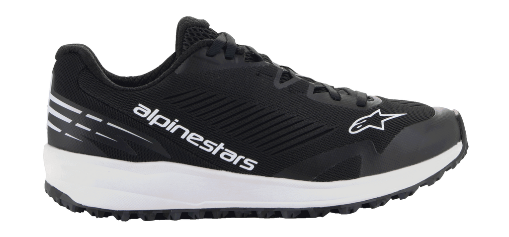 Alpinestars Meta Road V2 Schuhe, schwarzes sportliches Schuhwerk mit dicker weißer Sohle, weißes Alpinestars-Branding und Stern-Logo, strukturiertes Mesh-Obermaterial, schwarze Schnürsenkel, robuste griffige Außensohle, leichtes sportliches Design für Rennteam-Arbeitskleidung und den Freizeitgebrauch