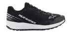 Alpinestars Meta Road V2 Schuhe, schwarzes sportliches Schuhwerk mit dicker weißer Sohle, weißes Alpinestars-Branding und Stern-Logo, strukturiertes Mesh-Obermaterial, schwarze Schnürsenkel, robuste griffige Außensohle, leichtes sportliches Design für Rennteam-Arbeitskleidung und den Freizeitgebrauch