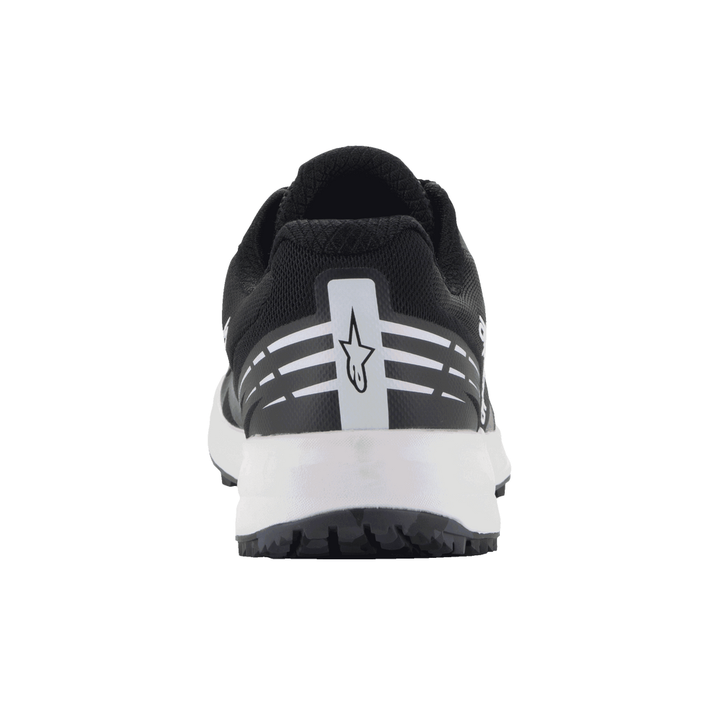 Alpinestars Meta Road V2 Schuhe, Sportswear-Schuhe, Schwarz und Weiß, Rückansicht mit weißem Alpinestars-Sternlogo und horizontalen Streifen an der Ferse, weiße Zwischensohle, leichtes atmungsaktives Design für Rennteam-Arbeitskleidung