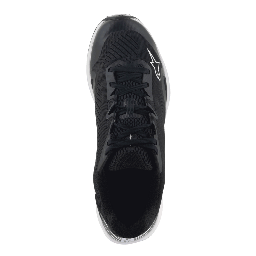 Alpinestars Meta Road V2 Schuhe, Sportswear-Schuhe, Schwarz und Weiß, Draufsicht mit atmungsaktivem synthetischem Mesh-Obermaterial, schwarzen Schnürsenkeln und weißem Astars-Logo, entwickelt für ganztägigen Komfort und als Arbeitskleidung für Rennteams.