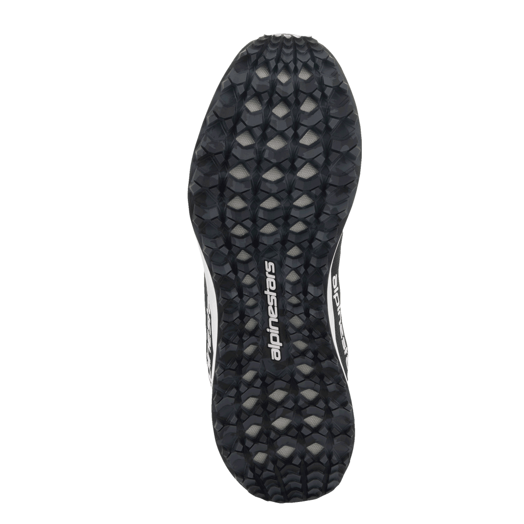 Alpinestars Meta Road V2 Schuhe, Unteransicht der Außensohle, schwarz-graues Noppenprofil im Camouflage-Stil, weißes Alpinestars-Wortmarken-Logo, strapazierfähige Gummisohle für Traktion auf verschiedenem Gelände