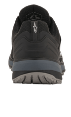 Alpinestars Meta Trail Schuhe, Performance-Laufschuhe, Schwarz und Dunkelgrau, Rückansicht mit Fersenlasche und weißem Astar-Logo, dunkelgrauer Zwischensohle und profilierter Außensohle, lässiges vom Motorsport inspiriertes Schuhwerk für das Fahrerlager