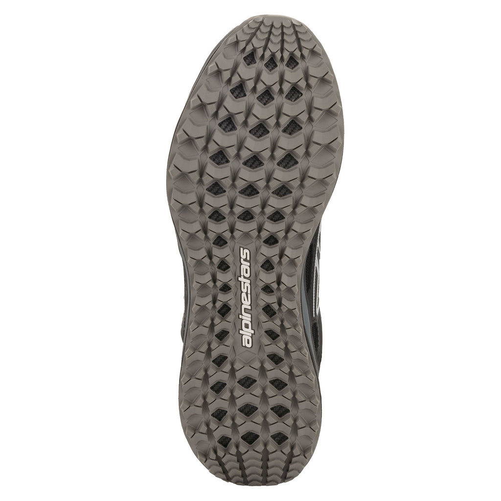 Alpinestars Meta Trail Schuhe, Schwarz Dunkelgrau, Sohlenansicht mit ölbeständiger Gummisohle und strukturiertem Noppenprofil für Traktion, zentrales Alpinestars-Branding, Performance-Schuhwerk für das Fahrerlager