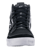 Alpinestars Ageless Riding Schuhe, Schwarz Weiß Cool Gray, Vorderansicht eines lässigen Motorradschuhs, Obermaterial aus schwarzem Wildleder und Canvas mit weißen Kontrastnähten, strapazierfähige weiße Sohle, urbanes Schuhwerk für Motorradfahrer