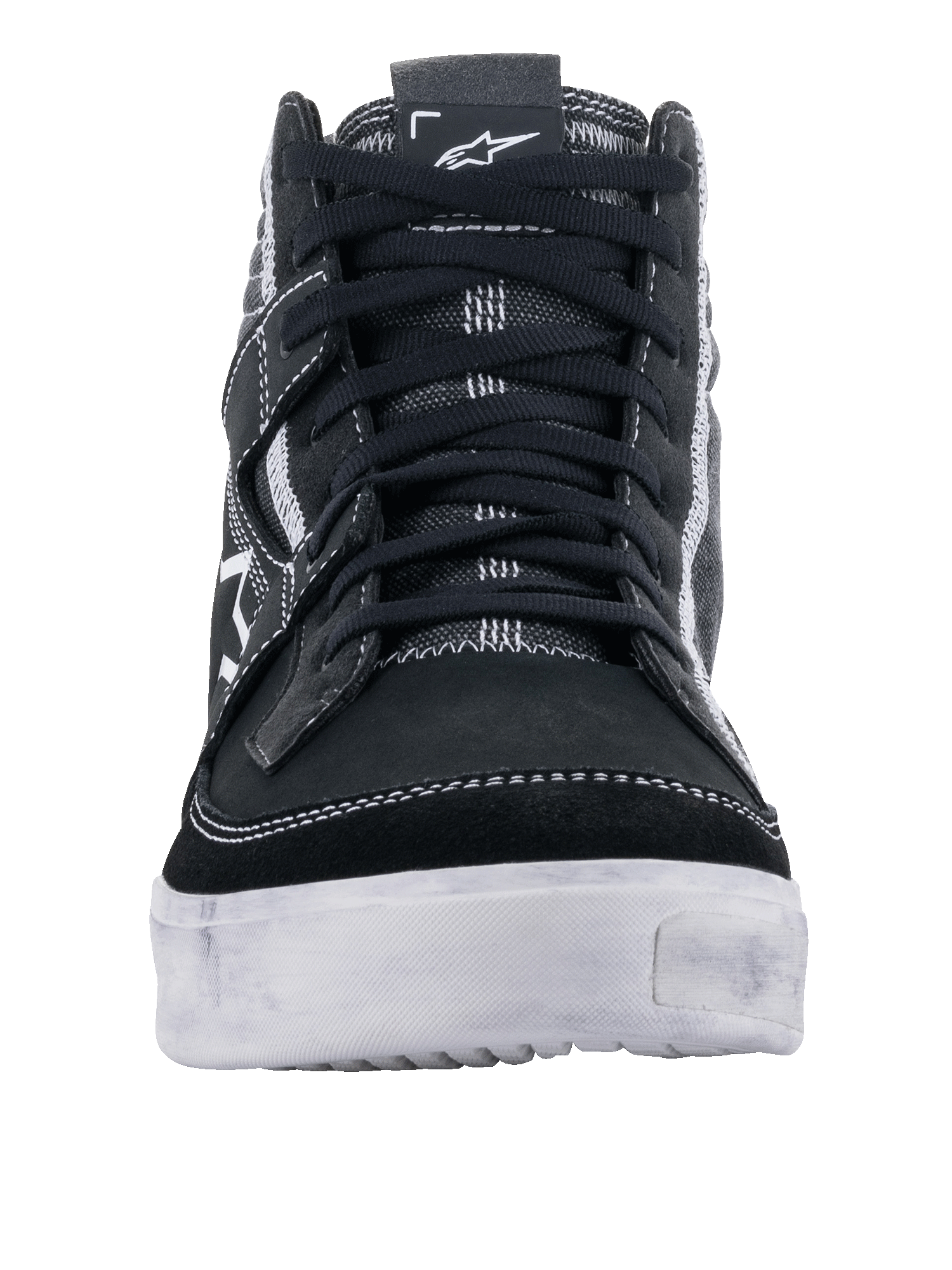 Alpinestars Ageless Riding Schuhe, Schwarz Weiß Cool Gray, Vorderansicht eines lässigen Motorradschuhs, Obermaterial aus schwarzem Wildleder und Canvas mit weißen Kontrastnähten, strapazierfähige weiße Sohle, urbanes Schuhwerk für Motorradfahrer