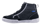 Alpinestars Ageless Riding Shoes, Motorradschuhe in Schwarz und Cool Gray, Seitenansicht, Konstruktion aus Canvas und Wildleder mit weißen Kontrastnähten, High-Top-Sneaker-Stil mit off-white Sohle und schwarzen Schnürsenkeln.