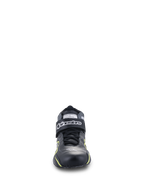 Alpinestars Tech-1 T V3 Schuhe FIA, Auto-Rennschuhe, Schwarz mit neongelben Akzenten, Vorderansicht, Volllederkonstruktion mit Klettverschluss am Knöchel, weißes Alpinestars-Logo, technisches Design für Hochleistungsfahrten