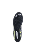Alpinestars Tech-1 T V3 Schuhe FIA, Ansicht der Außensohle, Schwarz mit gelb fluoreszierenden Akzenten, asymmetrische Gummisohle mit Reifenprofil-Inspiration, mit Alpinestars-Logos und strukturierter Oberfläche für Pedalsensibilität und Grip.