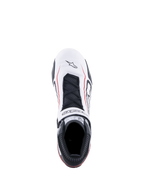 Alpinestars Tech-1 T V3 Schuhe FIA, Auto-Rennschuhe, Weiß, Schwarz und Rot, Draufsicht mit weißem Leder-Obermaterial und roten Akzentlinien, schwarzen Schnürsenkeln, markentypischem Klettverschlussriemen und SFI-Zertifizierungsetikett auf der Zunge