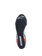 Alpinestars Tech-1 T V3 FIA Schuhe, Auto-Rennschuhe, Weiß, Schwarz und Rot, Detailansicht der asymmetrischen, vom Reifenprofil inspirierten Gummisohle, mit Alpinestars-Logo und Wortmarke, ölbeständiges und wasserabweisendes Außensohlendesign