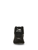 Alpinestars SP V3 Schuhe FIA, Autorenn-Schuhe, Schwarz und Weiß, Vorderansicht, Obermaterial aus hochwertigem Wildleder mit schwarzen Schnürsenkeln, weißes Alpinestars-Logo auf der Zehenpartie, feuerfeste professionelle Motorsport-Fußbekleidung