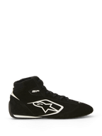 Alpinestars SP V3 Schuhe FIA, Auto-Rennschuhe, Schwarz und Weiß, Seitenansicht mit hochwertigem Wildleder-Obermaterial und großem weißen Alpinestars-Logo, High-Top-Design, „SP“-Branding im Knöchelbereich, dünne Rennsohle mit weißem Rand