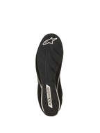 Alpinestars SP V3 Schuhe FIA, Sohlenansicht des schwarzen Rennschuhs, exklusive Gummimischung mit linienstrukturierter Griffigkeit für Pedalgefühl, weißes Alpinestars-Sternlogo an der Ferse und Wortmarke am Fußgewölbe