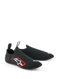 Alpinestars Tech Gaming-Schuhe, Sim-Racing-Schuhe, Schwarz, mit nahtlosem gestricktem Stretch-Obermaterial, weißem besticktem Logo mit roten Akzenten, flachem sockenähnlichem Design mit hinteren Zuglaschen, optimiert für Pedalsensibilität