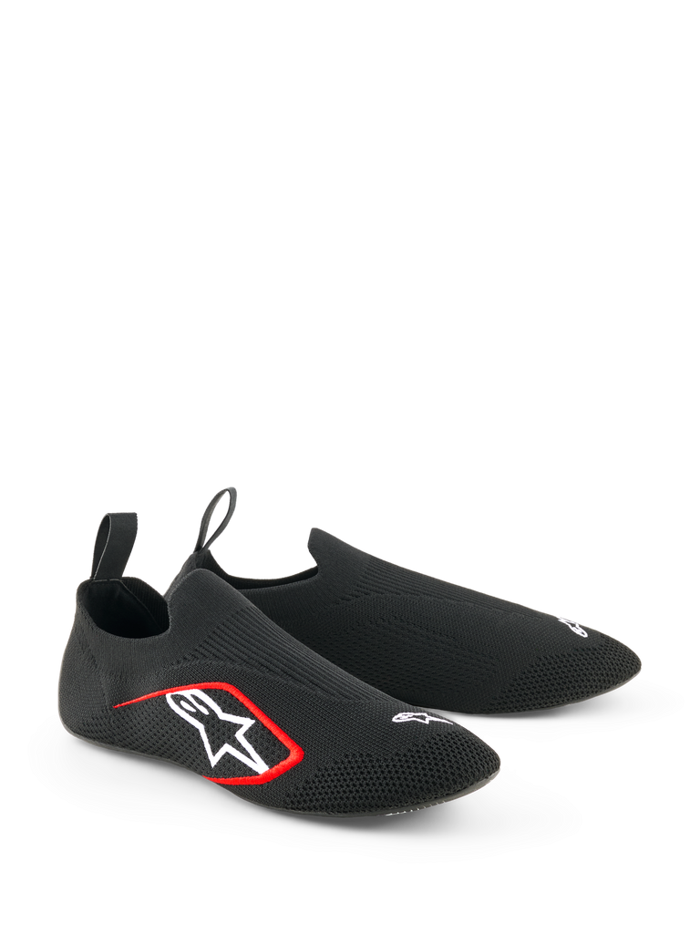 Alpinestars Tech Gaming-Schuhe, Sim-Racing-Schuhe, Schwarz, mit nahtlosem gestricktem Stretch-Obermaterial, weißem besticktem Logo mit roten Akzenten, flachem sockenähnlichem Design mit hinteren Zuglaschen, optimiert für Pedalsensibilität