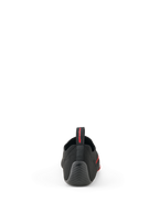 Alpinestars Tech Gaming-Schuhe, Schwarz, Rückansicht mit nahtlosem, gestricktem Obermaterial, strukturierter Gummiferse mit Stern-Logo und hinterer Zuglasche mit rotem Branding, SIM-Racing-Schuhe