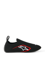 Alpinestars Tech Gaming-Schuhe, Sim-Racing-Schuhe, Schwarz, Seitenprofil mit nahtlosem, gestricktem Stretch-Obermaterial, weißes Alpinestars-Sternlogo mit roter Umrandung, hintere Zuglasche, sockenähnliche Passform für virtuelles Racing