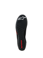 Alpinestars Tech Gaming-Schuhe, Ansicht der Außensohle, schwarze ultradünne Gummisohle mit strukturiertem Profilmuster, weißes Stern-Logo und rotes Alpinestars-Branding, SIM-Racing-Schuhwerk