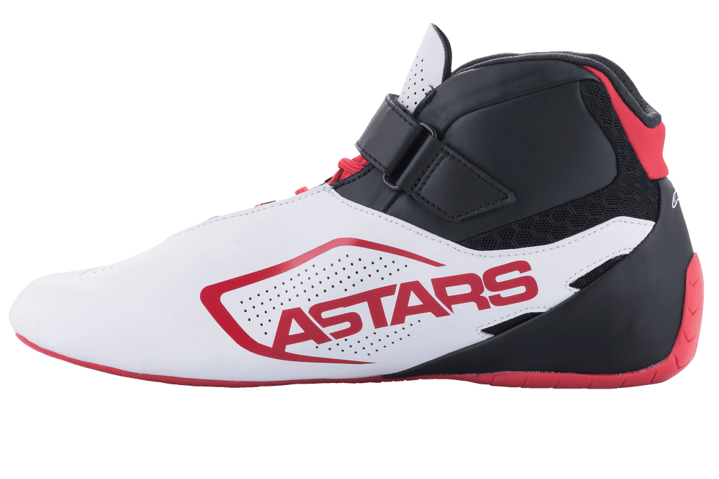Alpinestars Tech-1 K V2 Schuhe, Karting-Schuhe, Weiß, Schwarz und Rot, Seitenansicht mit rotem ASTARS-Branding auf einem weißen, perforierten Panel, schwarzes Obermaterial mit Klettverschluss und roten Schnürsenkeln, dünne rote Sohle für präzises Fahren