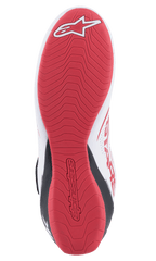 Alpinestars Tech-1 K V2 Schuhe, Karting-Schuhe, Weiß, Schwarz und Rot, detaillierte Unteransicht der roten strukturierten Gummisohle mit Alpinestars-Logo und geprägtem Branding, entwickelt für maximalen Grip und optimales Tastgefühl