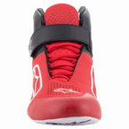 Alpinestars Tech-1 K V2 Schuhe, Karting-Schuhe, Rot, Schwarz und Weiß, Vorderansicht mit einem schwarzen Klettverschlussriemen am Knöchel und roten Schnürsenkeln, perforiertes rotes Obermaterial mit weißen Astars-Logos, ergonomisches Design für den Kartsport
