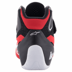 Alpinestars Tech-1 K V2 Schuhe, Karting-Schuhe, Rot, Schwarz und Weiß, Rückansicht mit niedrig geschnittenem Achillessehnen-Kragen, weißer Ferseneinfassung mit „1K“-Logo und Alpinestars Stern-Logo auf dem schwarzen Obermaterial