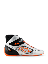 Alpinestars Tech-1 KX V3 Schuhe, Karting-Schuhe, Silber, Schwarz und Fluo-Orange, Seitenansicht mit nahtloser thermoverschweißter Konstruktion, asymmetrischer orangefarbener Schnürung, markantem orangefarbenem Astar-Logo an der Seite und dünner fluo-orangefarbener Gummisohle