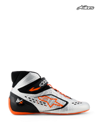 Alpinestars Tech-1 KX V3 Schuhe - FIA, Kart-Rennschuhe in Schwarz, Silber und Orange Fluo, Seitenprofil mit leichter thermisch verschweißter Konstruktion, asymmetrischer Schnürung und FIA-Homologationsdetails