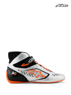 Alpinestars Tech-1 KX V3 Schuhe - FIA, Kart-Rennschuhe in Schwarz, Silber und Orange Fluo, Seitenprofil mit leichter thermisch verschweißter Konstruktion, asymmetrischer Schnürung und FIA-Homologationsdetails