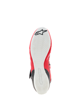Alpinestars Tech-1 KX V3 Schuhe - FIA, Karting-Schuhe, Unteransicht der weißen, dünnen Gummiaußensohle, strukturiertes Profilmuster für Pedalgefühl, rote Oberkanten, schwarzes Alpinestars Stern-Logo im Zehenbereich und geprägtes Branding an der Ferse