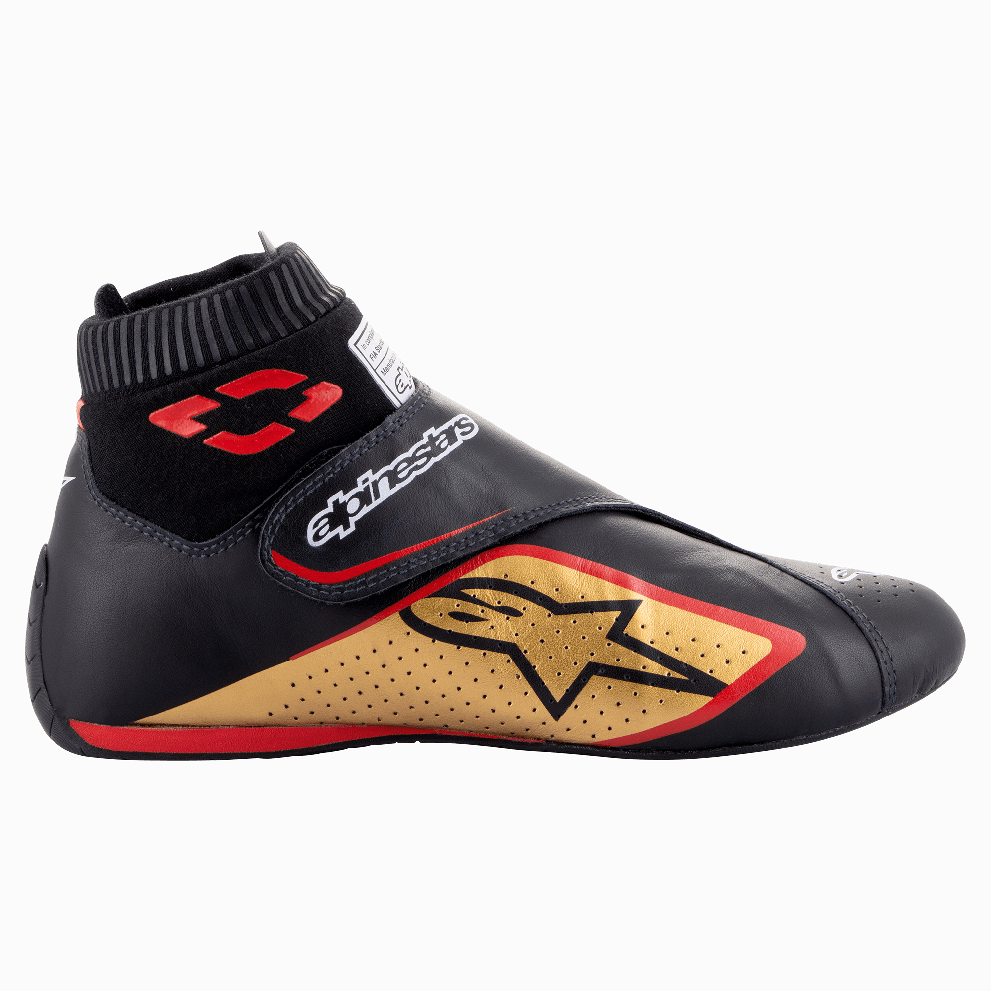 Alpinestars Supermono V2 Schuhe FIA, Motorsport-Rennschuhe, Schwarz, Gold und Rot, Seitenansicht mit Lederkonstruktion und perforierten Einsätzen, großem goldenem Sternlogo, elastischem feuerfestem Sockenkragen und Klettverschluss-Riemen.