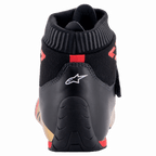Alpinestars Supermono V2 Schuhe FIA, Rückansicht der Rennschuh-Ferse, Schwarz mit weißem Stern-Logo und roten Akzenten, gerippter feuerfester Kragen und stromlinienförmige Lederkonstruktion
