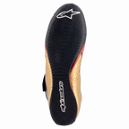 Alpinestars Supermono V2 Schuhe FIA, Rennschuhe, Schwarz, Gold und Rot, Unteransicht mit der dünnen Gummimischungs-Außensohle und strukturiertem Grip, weißes Alpinestars-Logo und Branding, goldenes Oberleder mit roten Akzenten