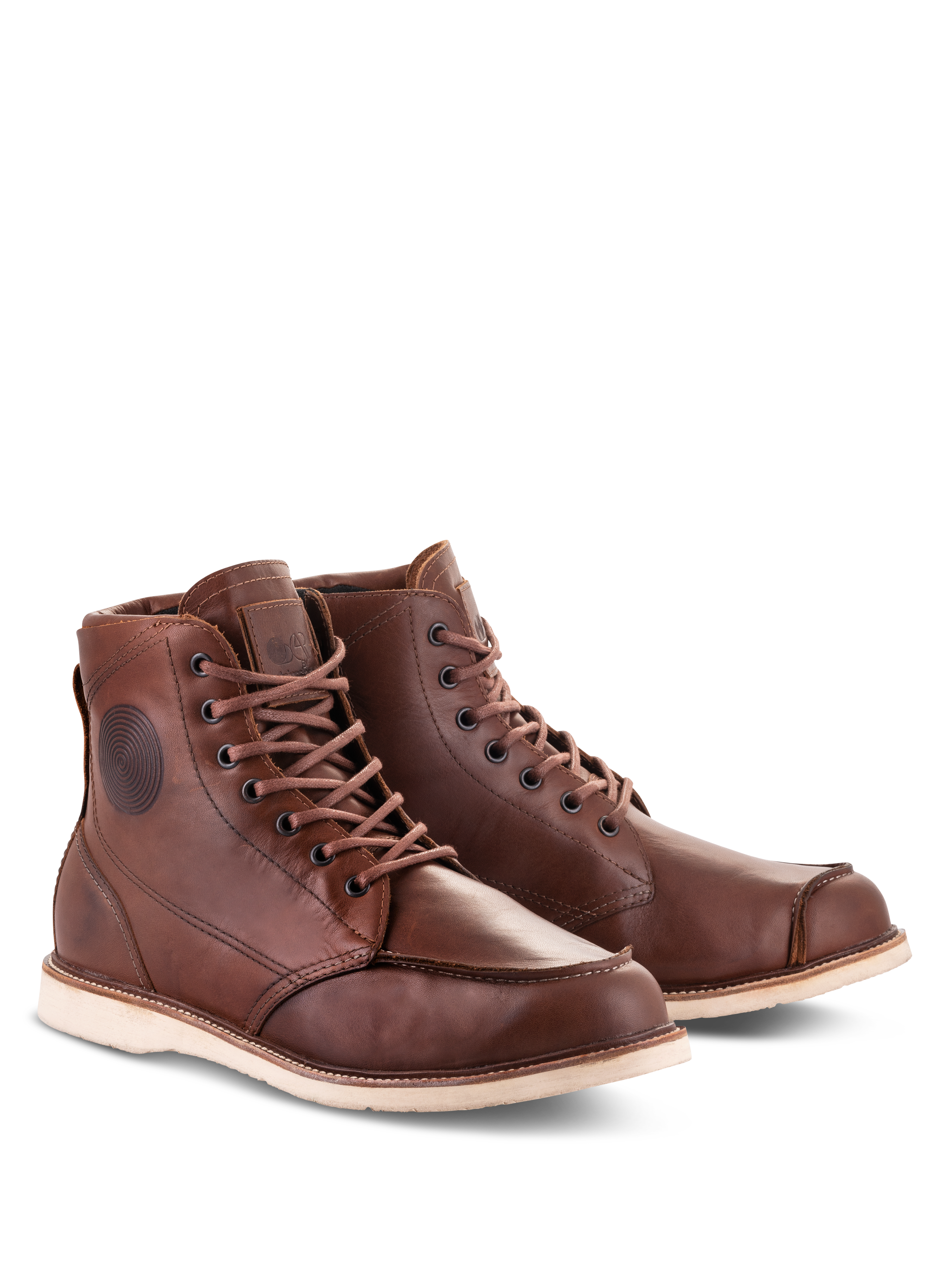 Alpinestars Oscar Monty V2 Schuhe, braune Motorradstiefel aus Leder, Heritage-inspiriertes Mokassin-Zehen-Design mit cremeweißer Keilsohle, strapazierfähige Rindslederkonstruktion für Stadt- und Straßenfahrten