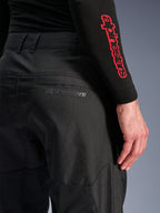 Alpinestars C-1 Air Hose, schwarze Textil-Motorradhose, Nahaufnahme der Gesäßtasche mit dezentem grauem Alpinestars-Logo, atmungsaktive Mesh-Einsätze und strapazierfähiges Polygewebe, entwickelt für urbanen Fahrkomfort