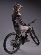 Graues A-Dura Race Langarmtrikot an einem Mountainbiker, mit markanten Alpinestars-Logos und Performance-Stretchgewebe.