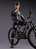 Alpinestars A-Dura Ride Langarm-Trikot in Black Camo mit orangefarbenem Logo auf einem Mountainbike im Studio.