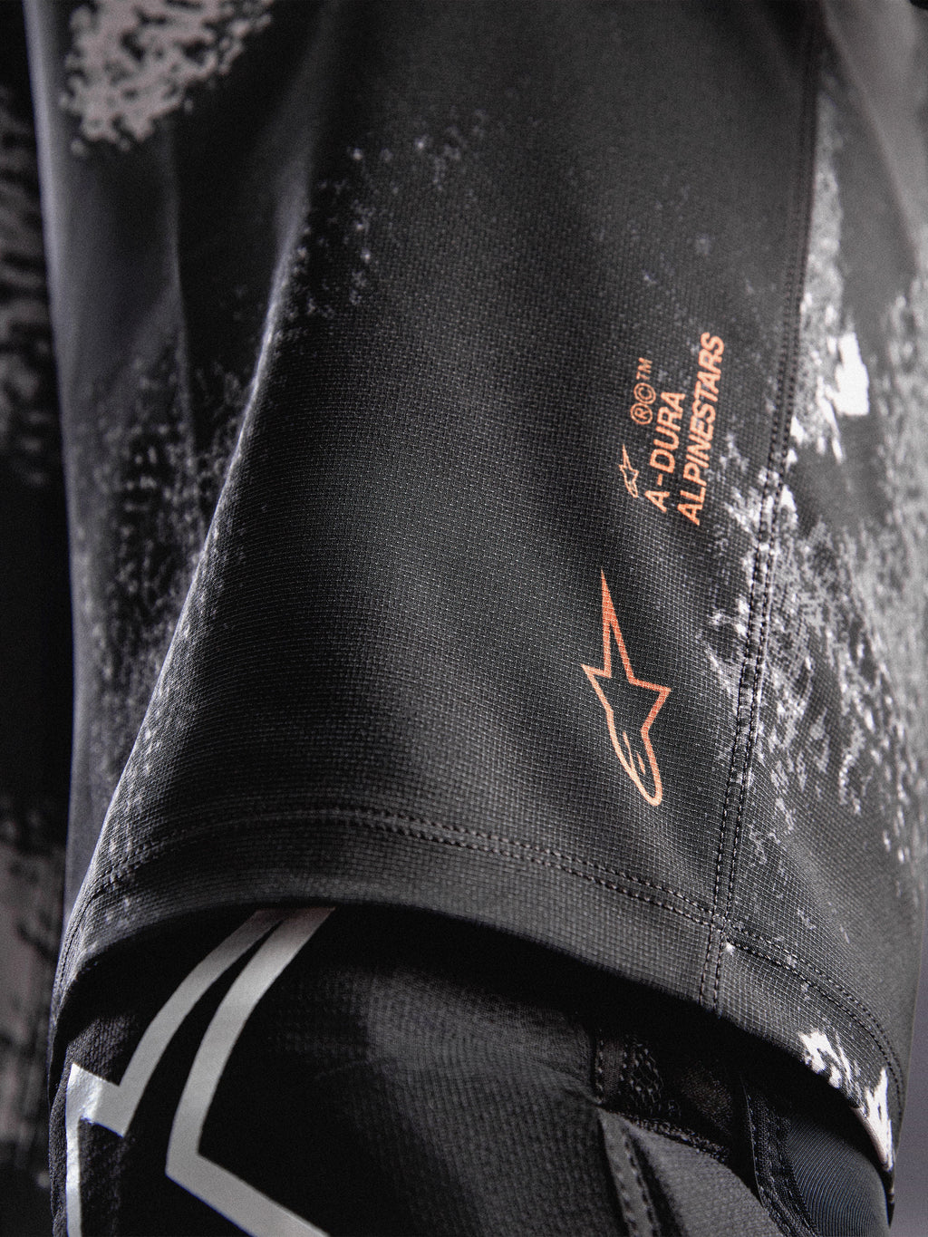 A-Dura Ride Shorts in Black Camo mit orangefarbenem Alpinestars-Logo auf strapazierfähigem 4-Wege-Stretch-Gewebe für MTB.