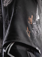 A-Dura Ride Shorts in Black Camo mit orangefarbenem Alpinestars-Logo auf strapazierfähigem 4-Wege-Stretch-Gewebe für MTB.