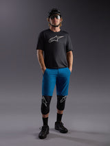 Alpinestars A-Dura Ride SS Jersey und blaue Shorts, komplettes Mountainbike-Outfit mit Protektoren und Helm.