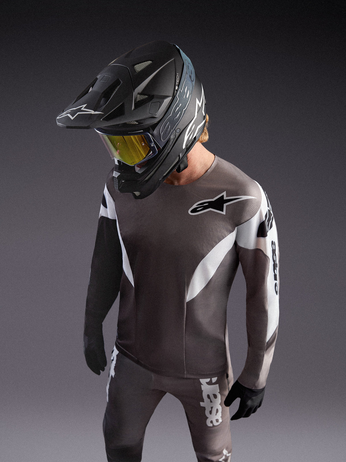 A-Supra Elite Trikot in Faded Gray, leichtes mikroperforiertes MTB-Jersey mit ASTARS-Logo und Racing-Grafik.