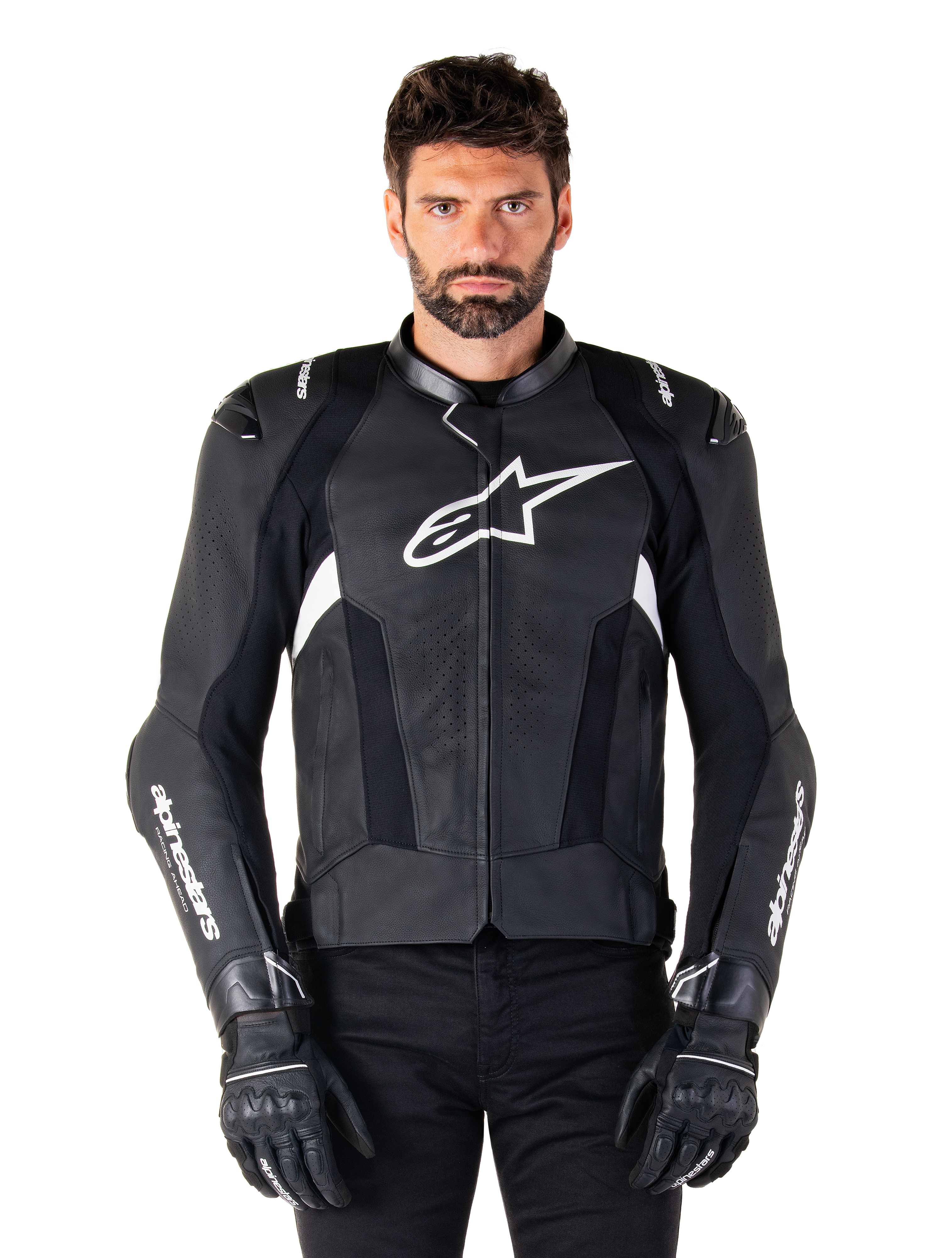 Alpinestars Missile V3 Lederjacke, Schwarz mit weißen Logos, getragen von einem Modell mit schwarzen Motorradhandschuhen, hochwertige Motorrad-Rennjacke aus Leder mit perforierten Belüftungseinsätzen und Performance-Fahrfunktionen