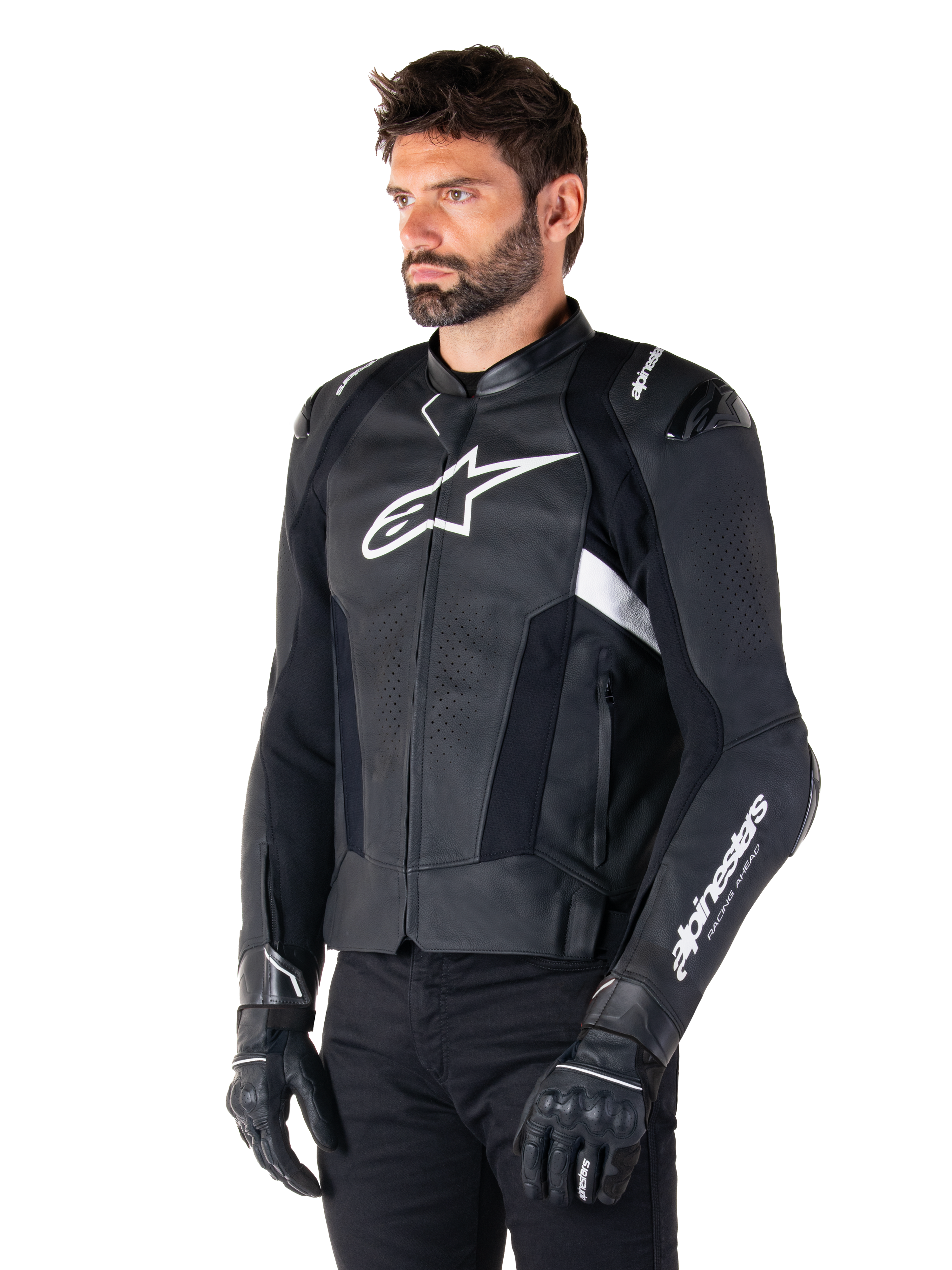 Alpinestars Missile V3 Lederjacke, Schwarz und Weiß, getragen von einem Mann mit schwarzen Motorradhandschuhen, mit einem markanten weißen Alpinestars-Logo auf der Brust, externen Schulter-Slidern und perforierten Einsätzen für einen rennsportinspirierten Look.