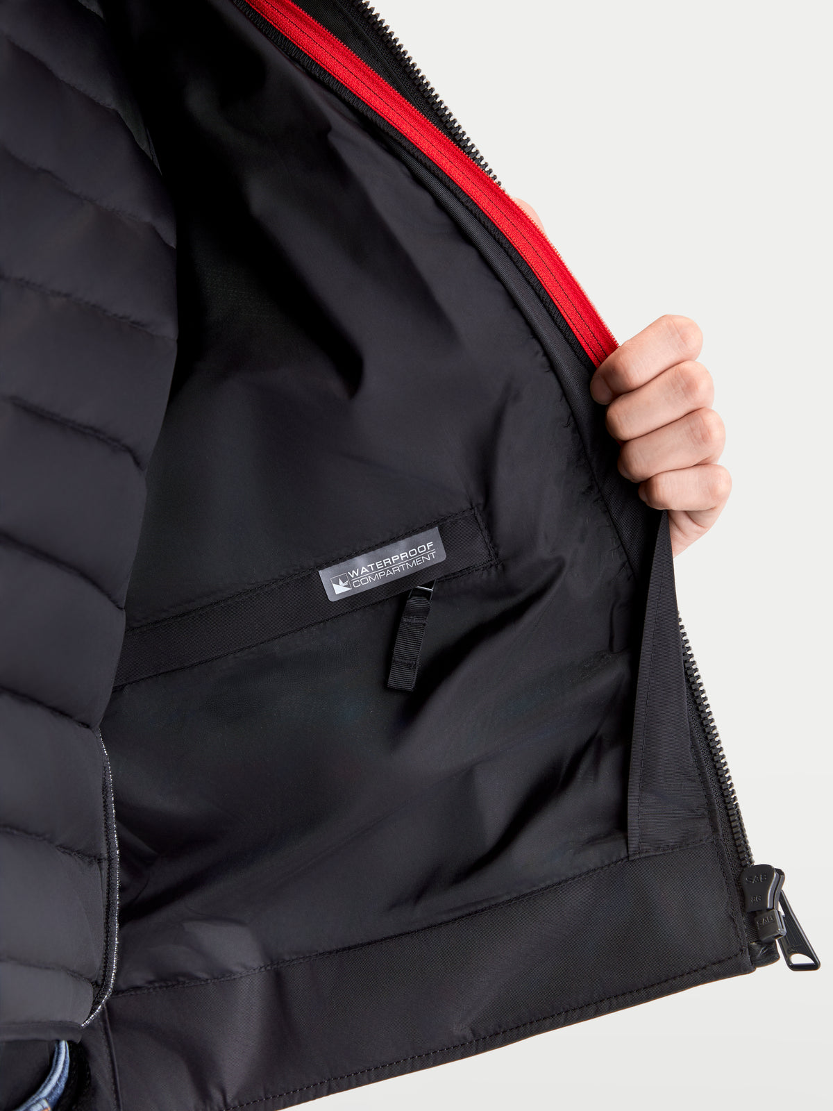 Alpinestars Revern Lederjacke, urbane Herren-Motorradjacke in Schwarz, Innendetail mit herausnehmbarer Thermoweste, wasserdichtem Aufbewahrungsfach und rotem Reißverschluss