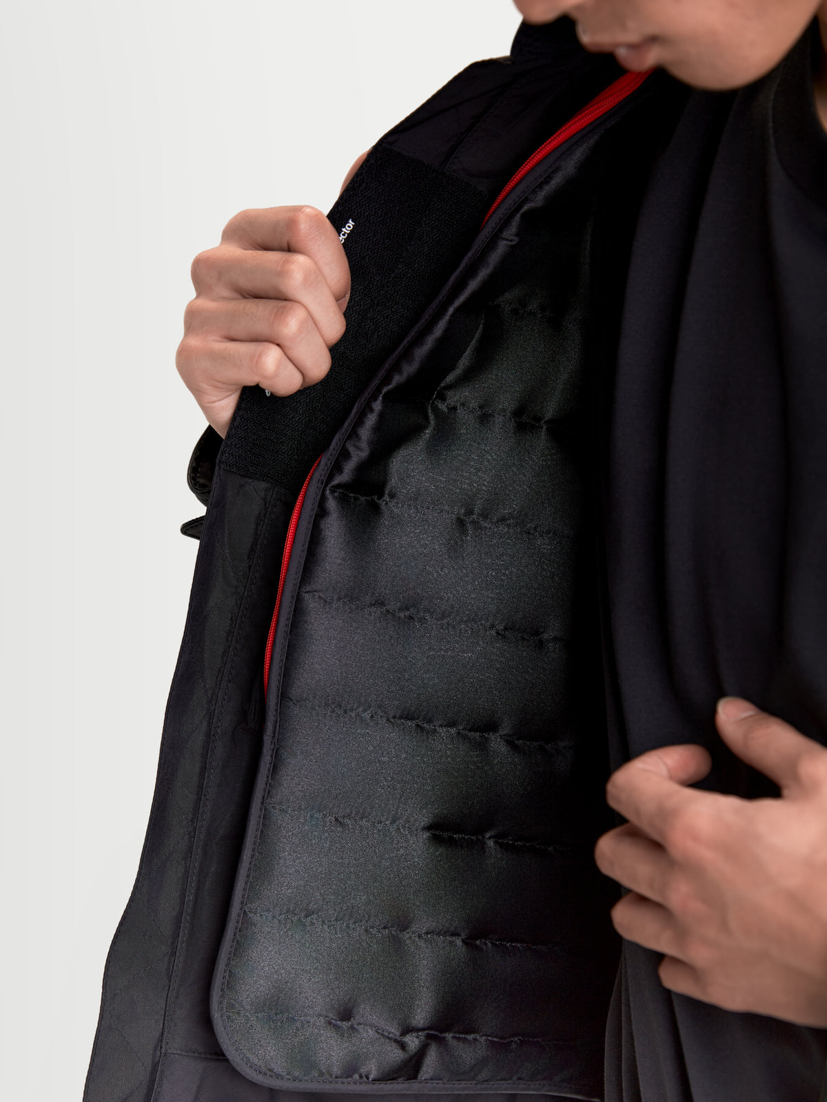 Revern Lederjacke, urbane Motorradjacke in Schwarz, Nahaufnahme der herausnehmbaren gesteppten Thermoweste als Isolierungsfutter mit roten inneren Reißverschlussdetails
