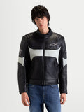 Alpinestars Revern Lederjacke, urbane Herren-Motorradjacke in Schwarz und Metallgrau, Vorderansicht an einem Model, das die Konstruktion aus vollnarbigem Leder mit Heritage-Design zeigt