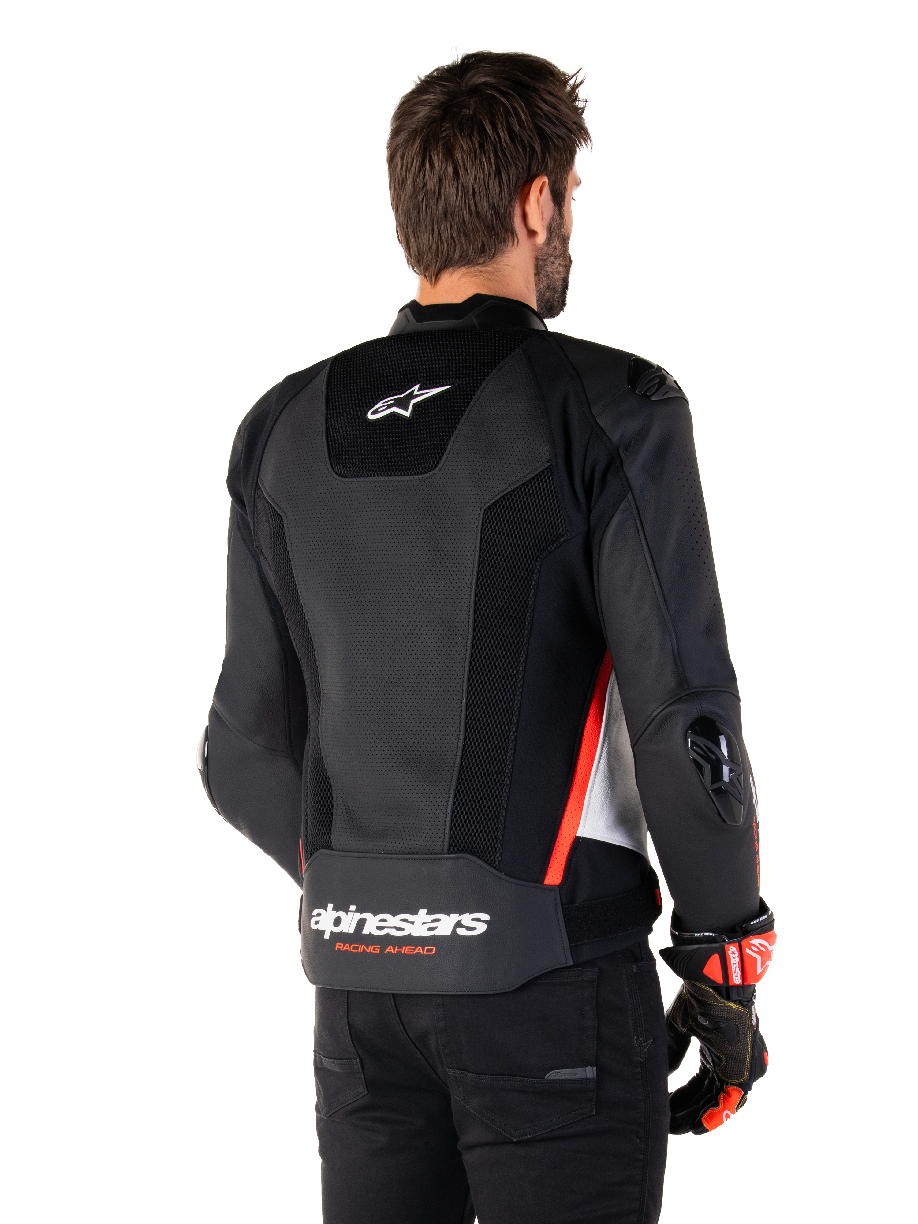 Alpinestars Missile V3 Airflow Lederjacke, Rückansicht, Schwarz, Weiß und Fluo-Rot, mit umfangreichen Perforationen zur Kühlung, externen DFS-Slidern an Schultern und Ellbogen, Alpinestars-Branding am unteren Rücken.