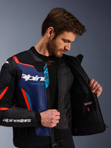 Alpinestars GP Force V2 Lederjacke in Schwarz, Blau und Fluo-Rot, Detailansicht der herausnehmbaren Thermo-Weste und der wasserdichten Tasche, hochwertiges Rindsleder mit Tech-Air® Ready-Branding, sportoptimierte Motorradbekleidung.